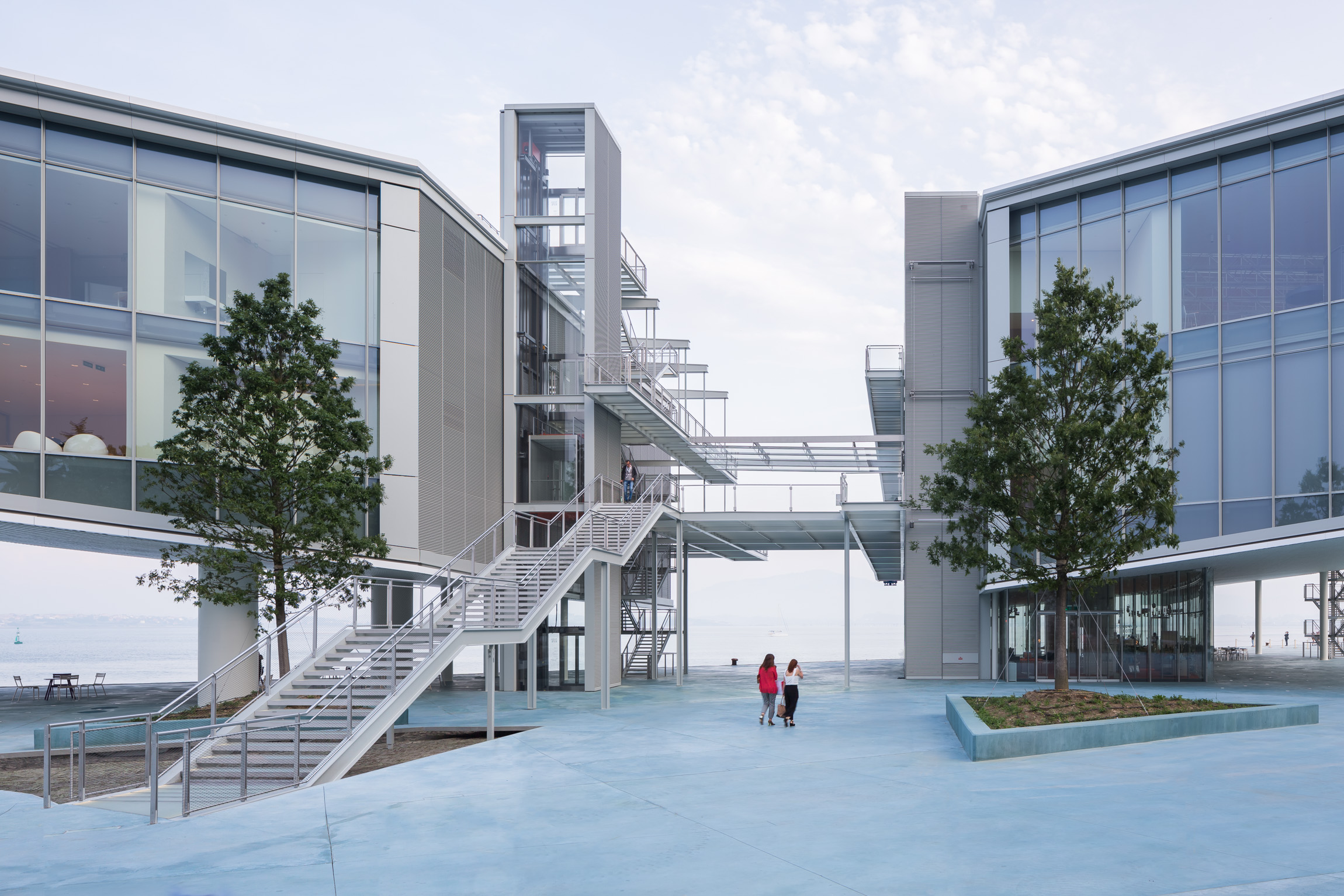 Vista exterior del ascensor del Centro Botín integrado en la arquitectura de Renzo Piano
