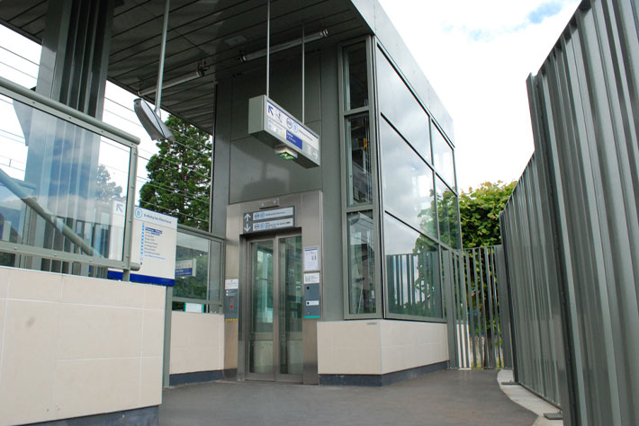 entrada-metro-paris-exterior Entrada exterior del Metro de París con un ascensor IMEM integrado