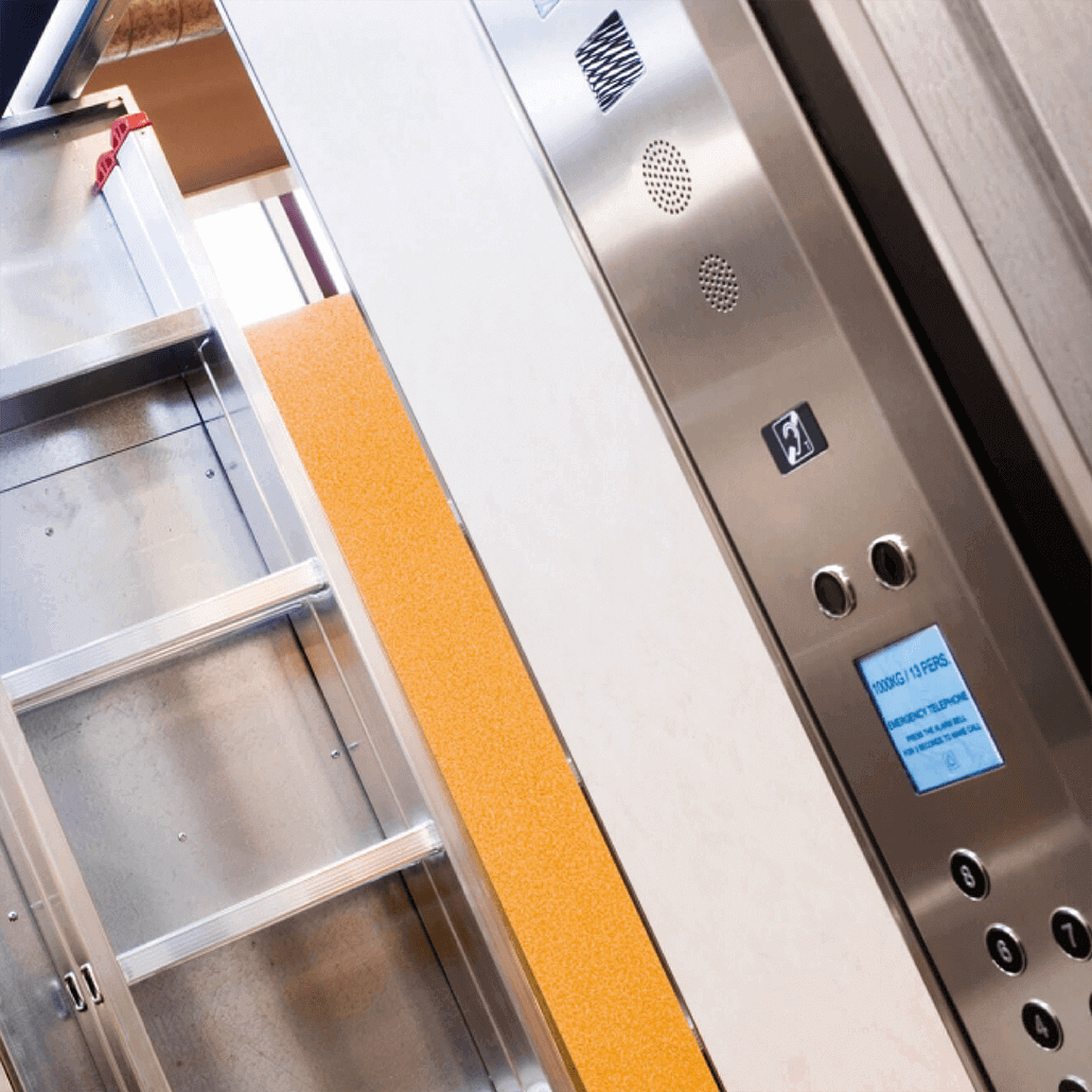 Detalle interior ascensores IMEM