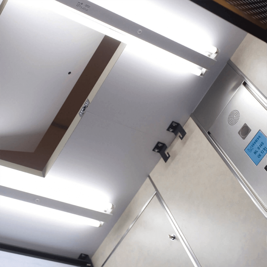Detalle interior ascensor IMEM