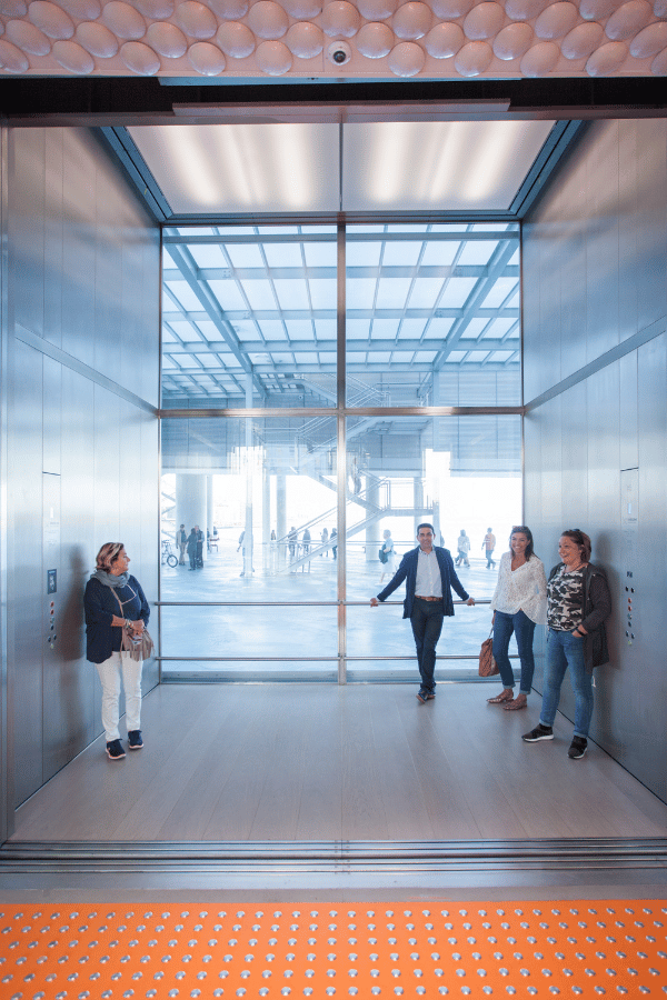 Ascensor panorámico de vidrio en el Centro Botín, diseñado por IMEM