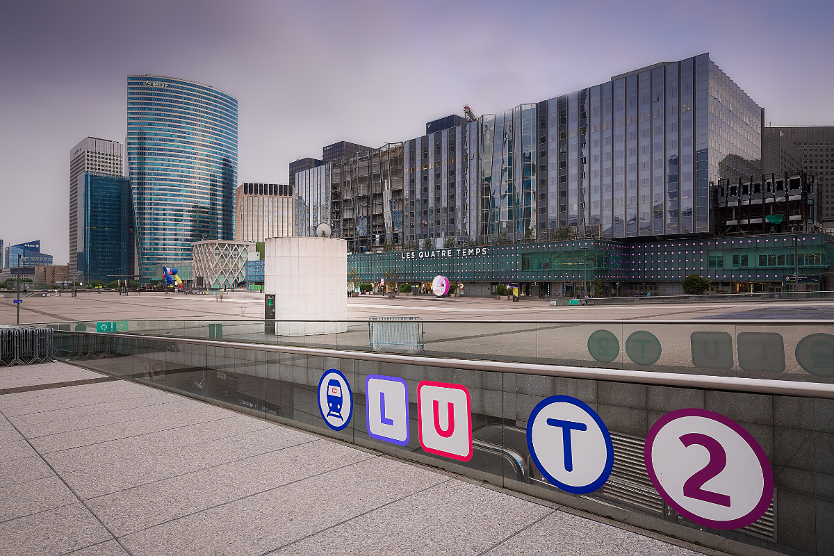 Zona de La Défense en París con ascensor IMEM