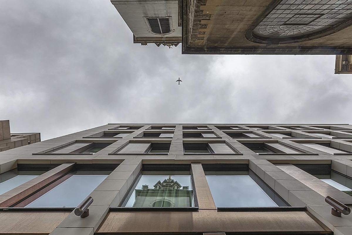 Edificio moderno equipado con un ascensor IMEM de alta calidad